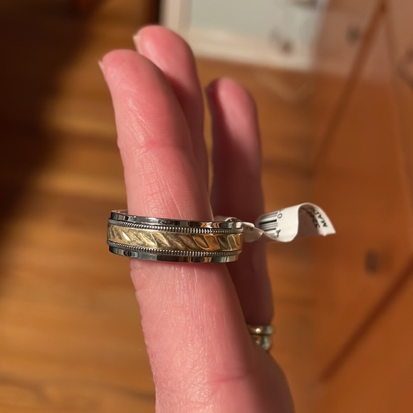 New with tag Men’s Stainless Steel & 10K Gold Wedding Band Sz 11 - Picture 4 of 8